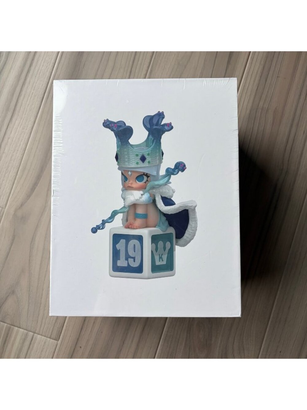 Pop Mart Molly 19th Anniversary Silver Lining Figure